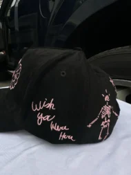 Gorra INEDIT Hat Negra y Rosa Bordada - Image 3