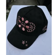 Gorra INEDIT Hat Negra y Rosa Bordada